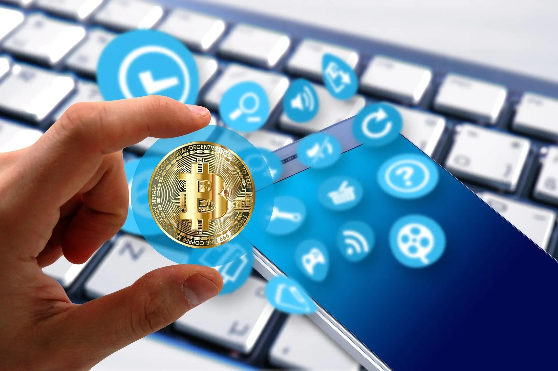 Bitcoin-Symbol über einer Computertastatur – Krypto-Apps machen den Kauf von Bitcoin in der Schweiz zu ein paar Fingertipps
