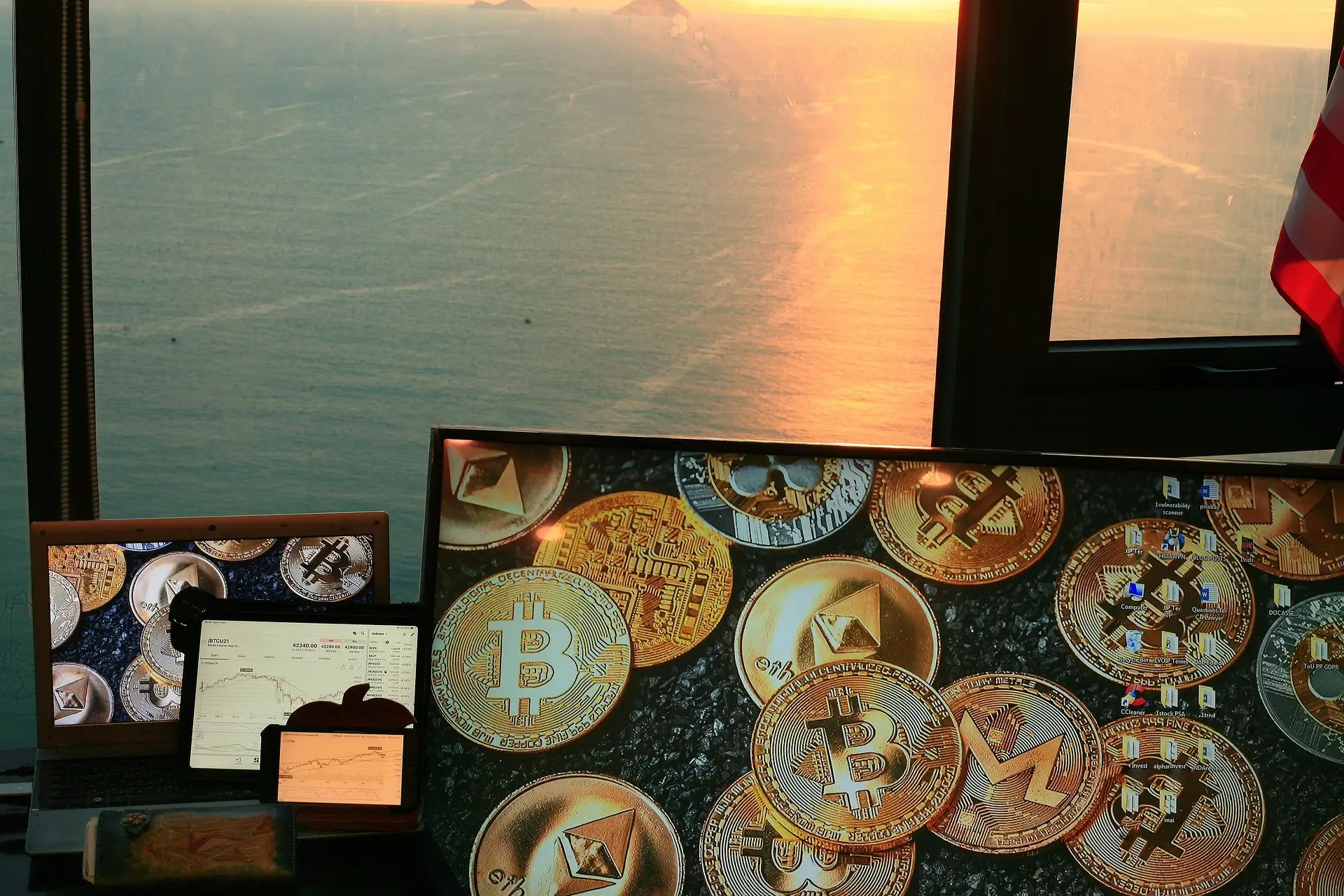 Pièces crypto et écrans de trading au coucher du soleil