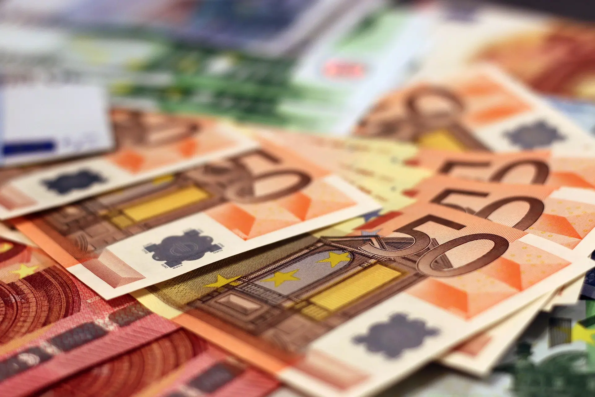 Billets de 20 et 50 euros étalés – en Suisse, francs et euros en espèces s’échangent contre du bitcoin aux distributeurs et aux guichets