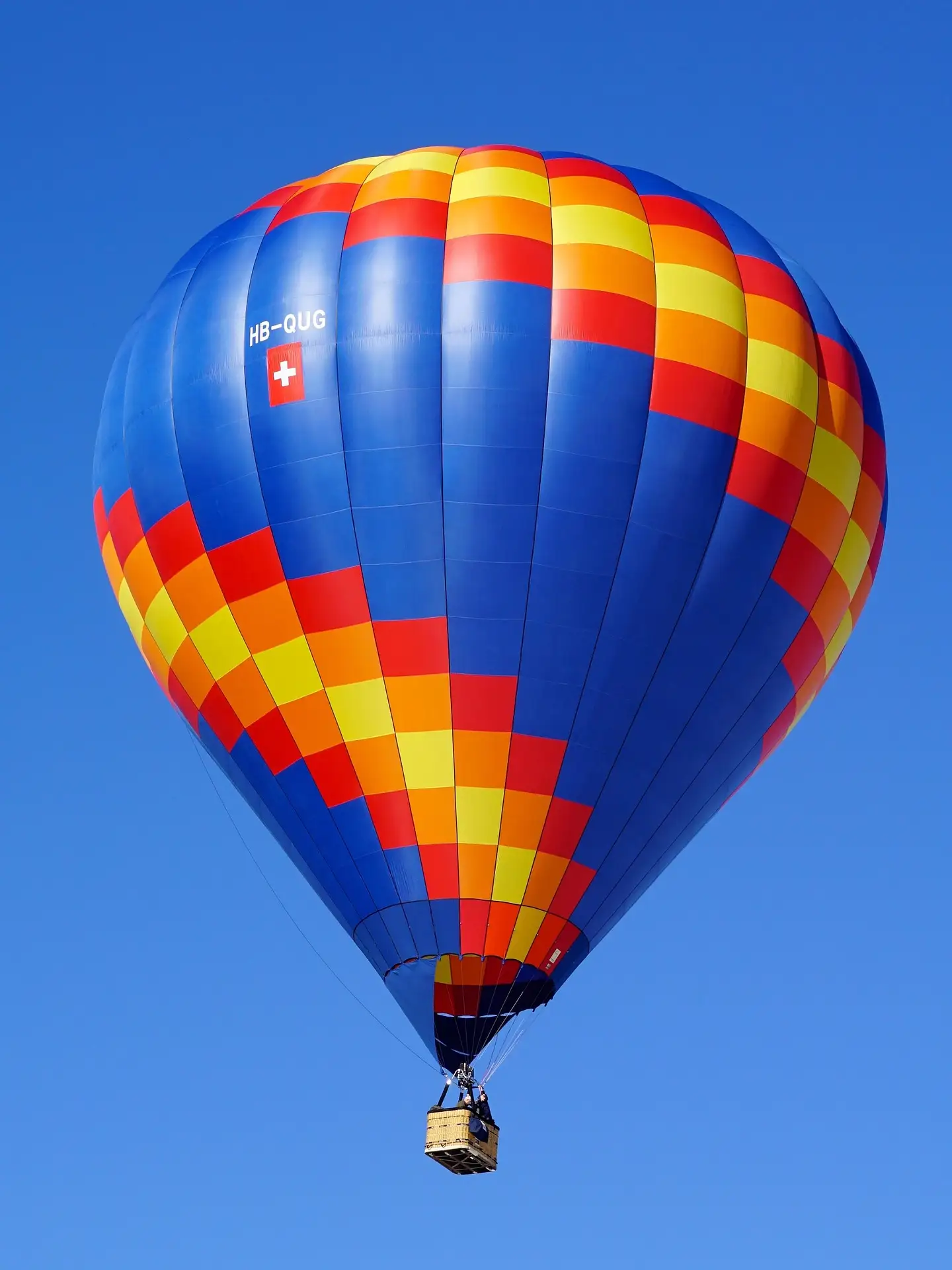 Heissluftballon mit Schweizer Wappen vor blauem Himmel – Symbolbild für Krypto in der Bundesstadt Bern