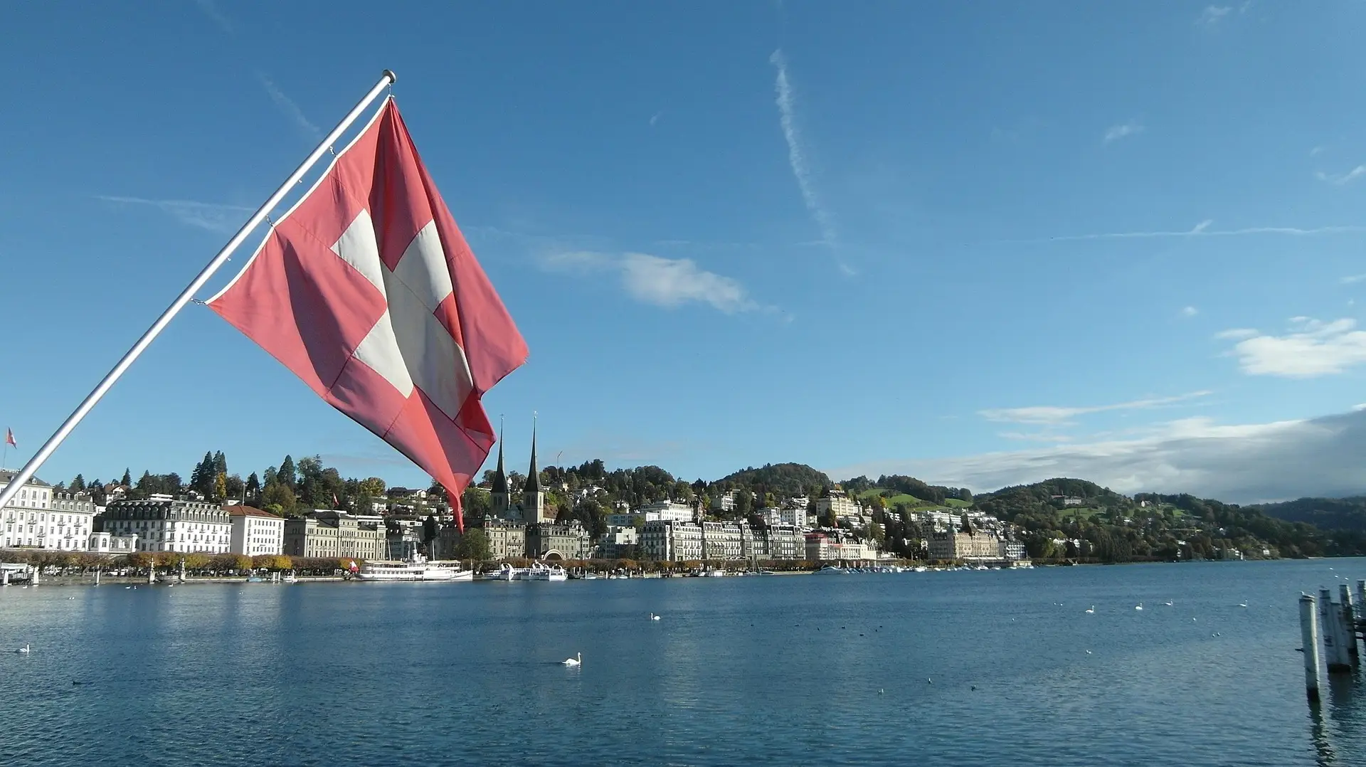 Drapeau suisse au bord du lac des Quatre-Cantons à Lucerne