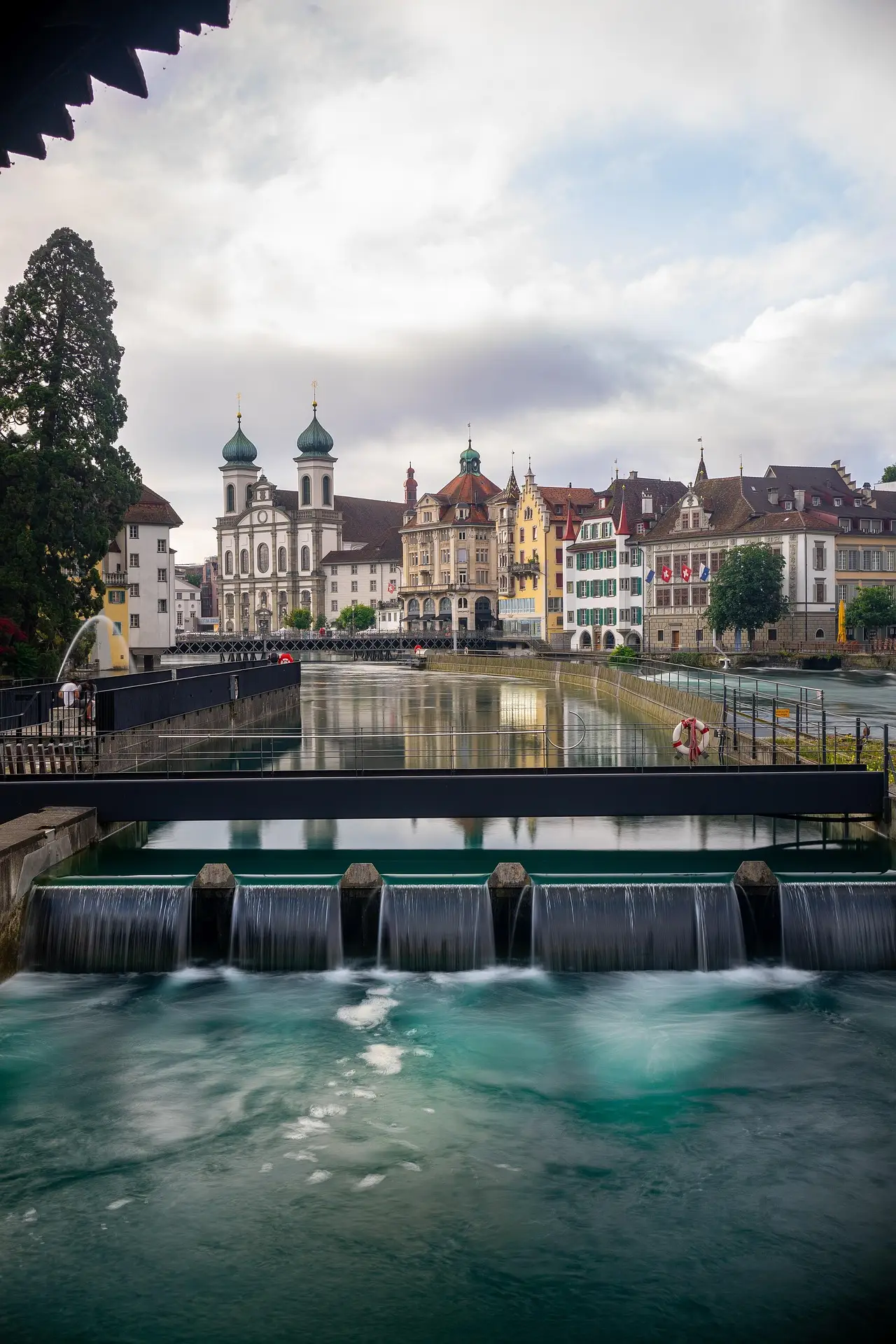 Altstadt von Luzern mit Jesuitenkirche und Reusswehr