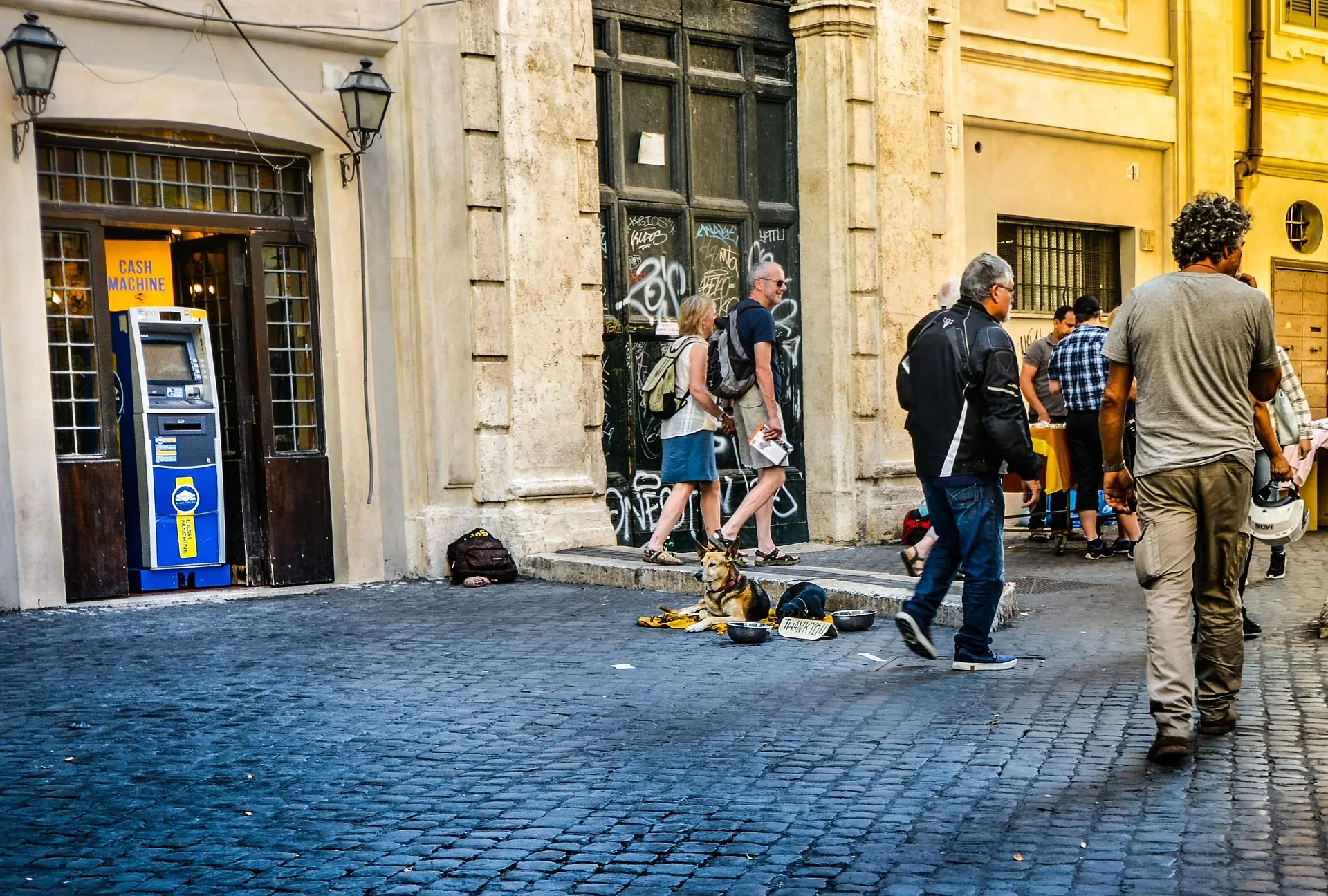 Geldautomat in einer Altstadtgasse