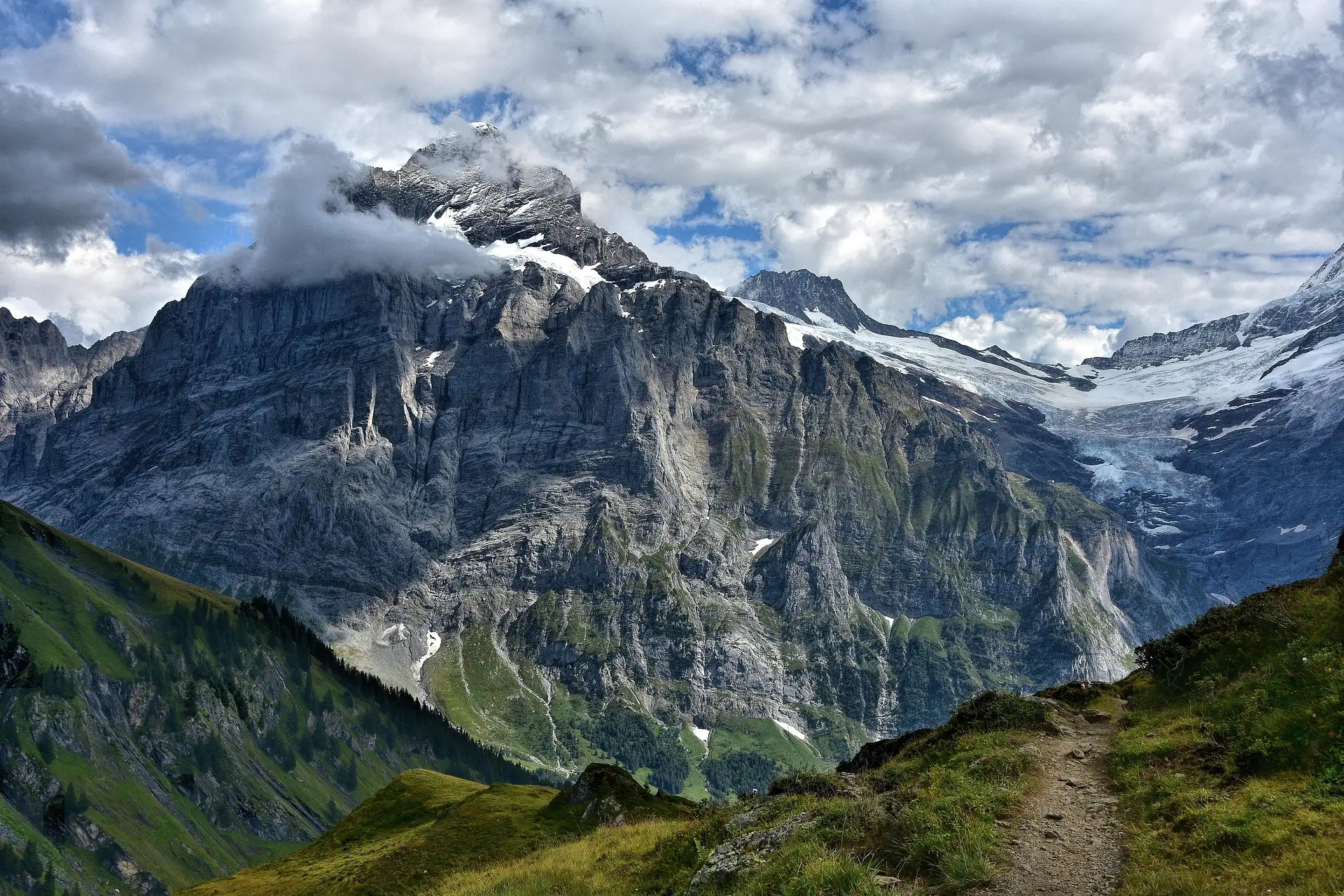 Bergweg in den Schweizer Alpen unter Wolken – Symbolbild für eine Schweizer Region, hier Lugano und das Tessin