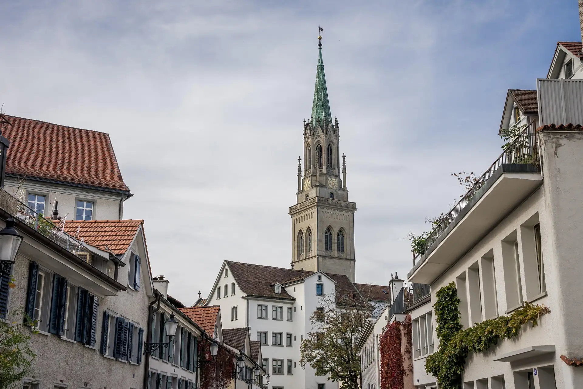 Ruelle de vieille ville avec clocher vert en Suisse orientale – image d’illustration pour la crypto à Saint-Gall